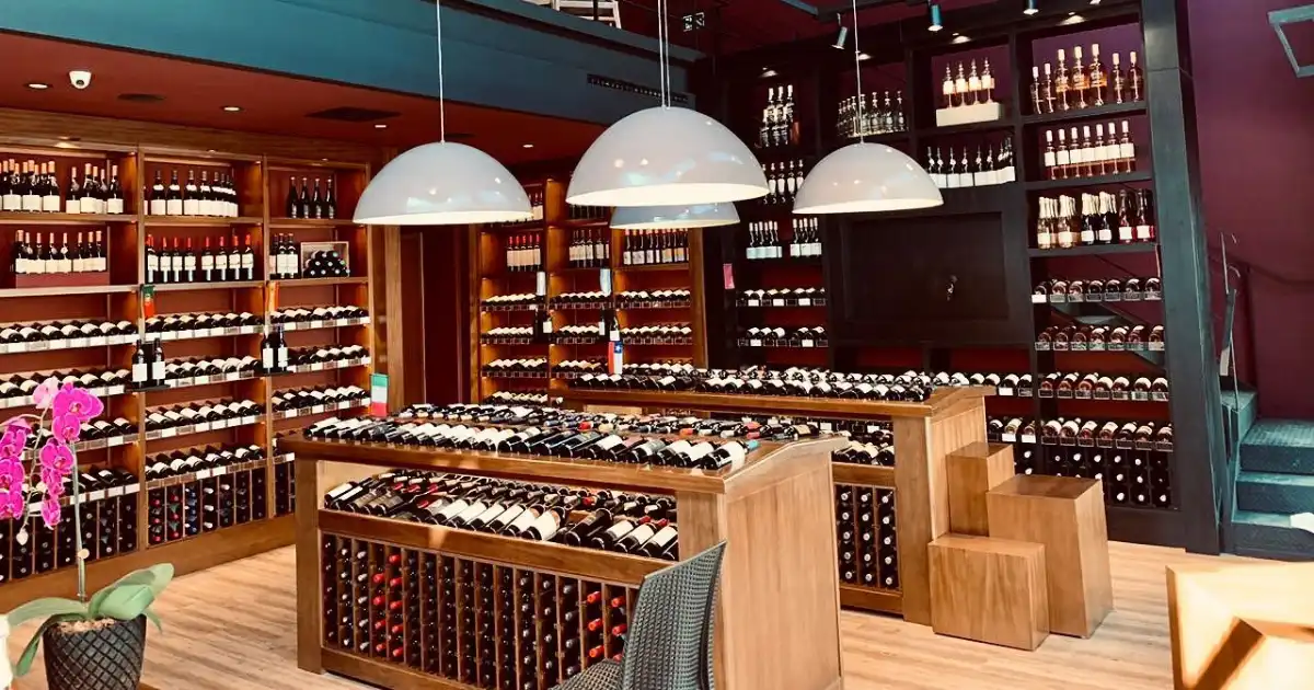 Interior amplo da Vinheria Agnello com centenas de rótulos expostos